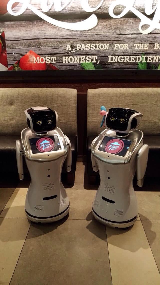 Robot dan Black Pizza 'keluarga' baru di Pizza Hut