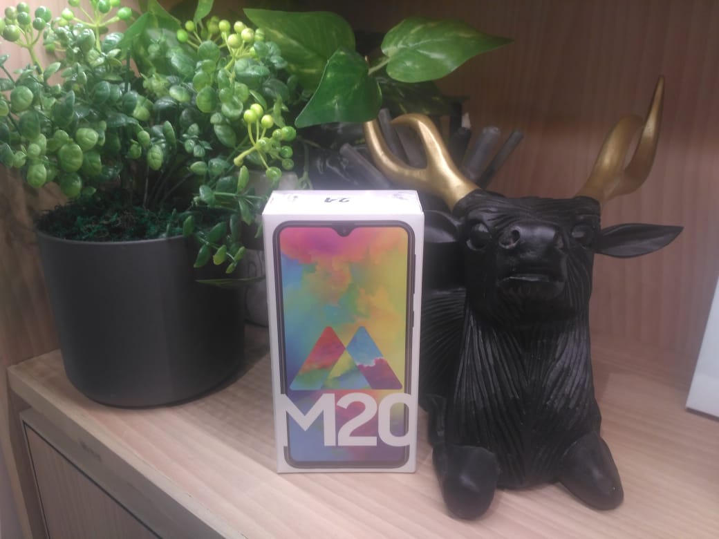 Samsung Galaxy M20, nonton drakor bisa 15 jam nonstop