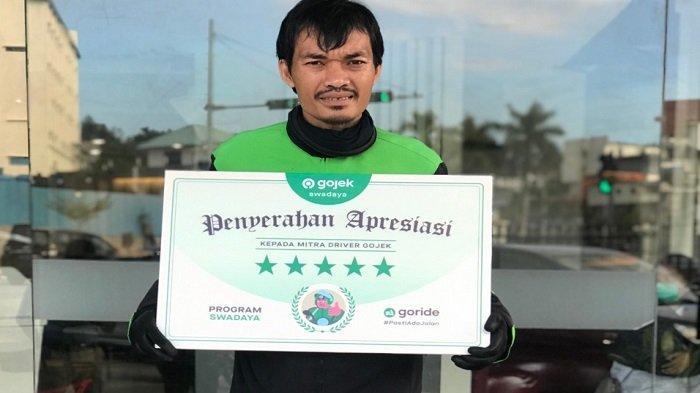 Kisah inspiratif driver Gojek, lindungi pesanan GoFood dari semprotan disinfektan