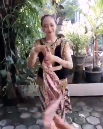 Ramaikan suasana Hari Kartini, Para penari ini bikin #Passthesampurchallenge di rumah aja