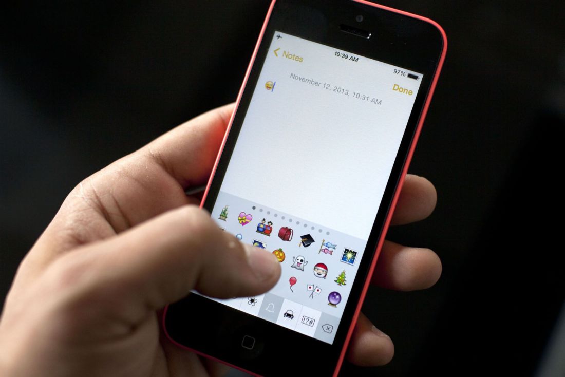 iOS 14 sediakan search bar pada keyboard emoji