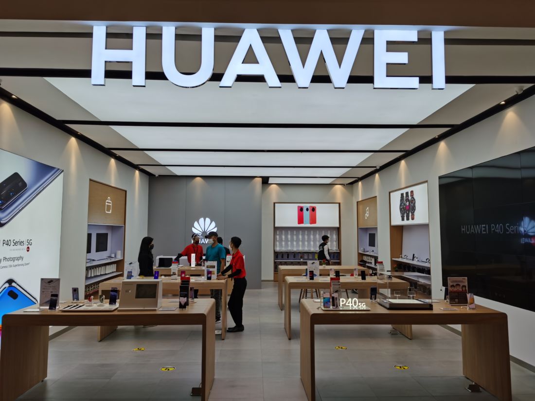 Huawei Resmikan High-end Experience Store di Summarecon Mall Serpong