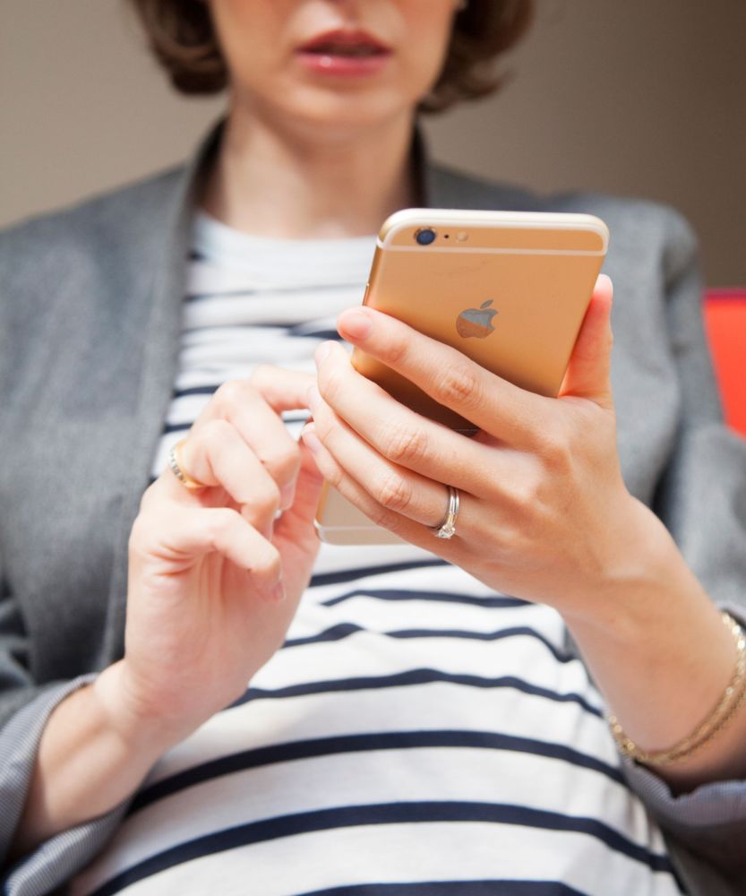 Kenapa Desain Smartphone Rata-rata Bukan untuk Tangan Wanita?