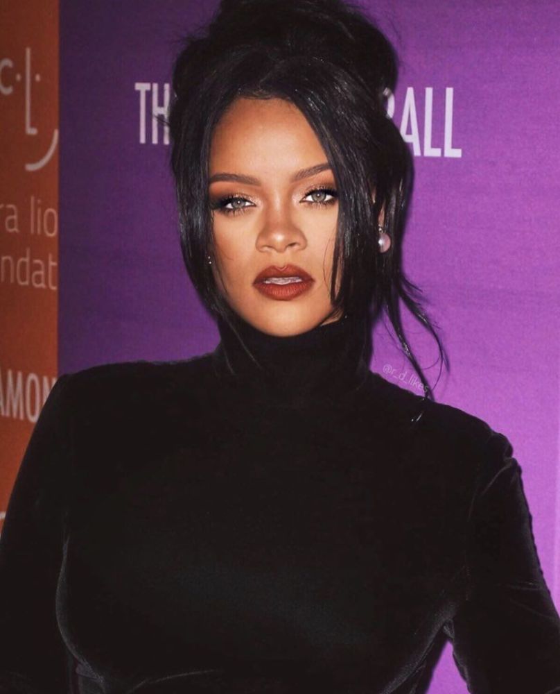 Gunakan lagu kontroversial berisi Hadist, Rihanna Minta Maaf