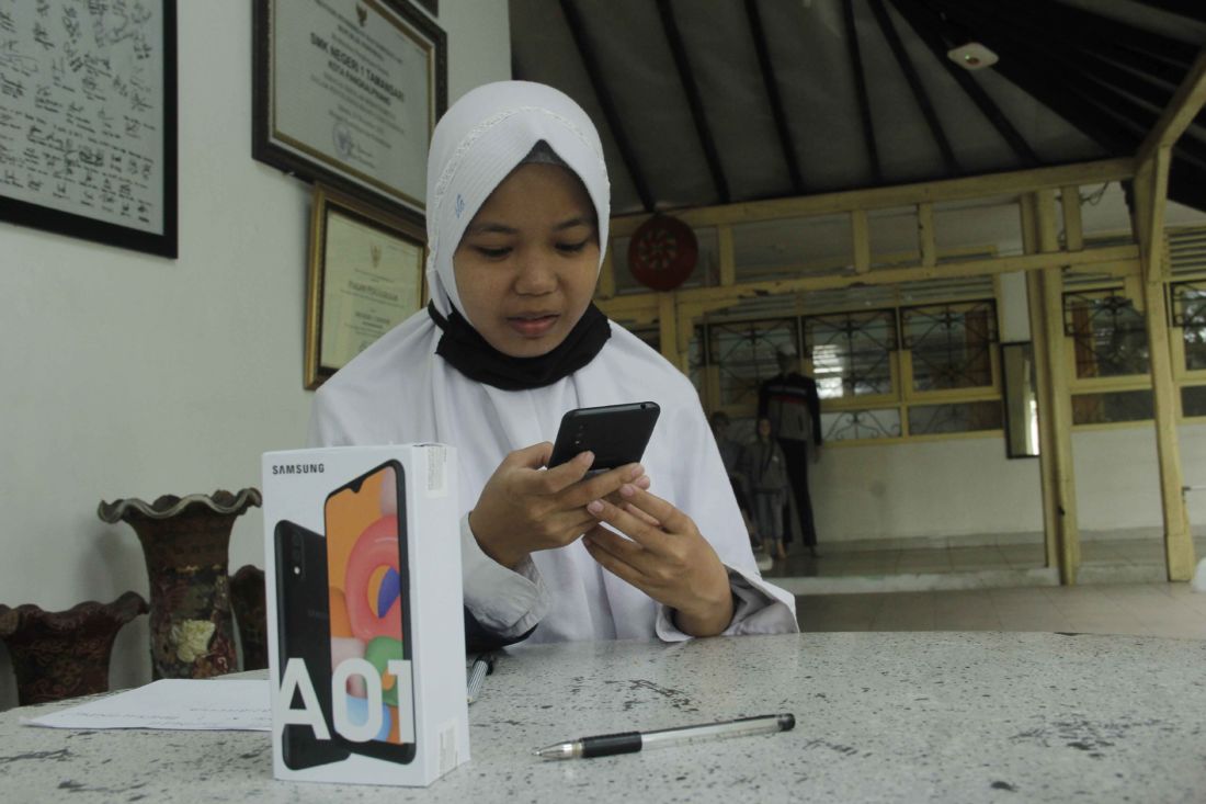 Samsung bagikan 200 Galaxy A01 Core kepada siswa di Bangka Belitung