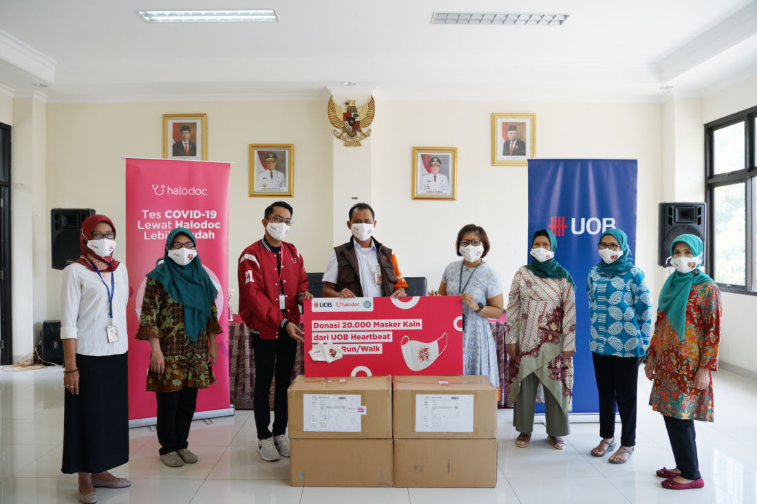 Kurangi penyebaran COVID-19, UOB bersama halodoc donasikan 20.000 masker