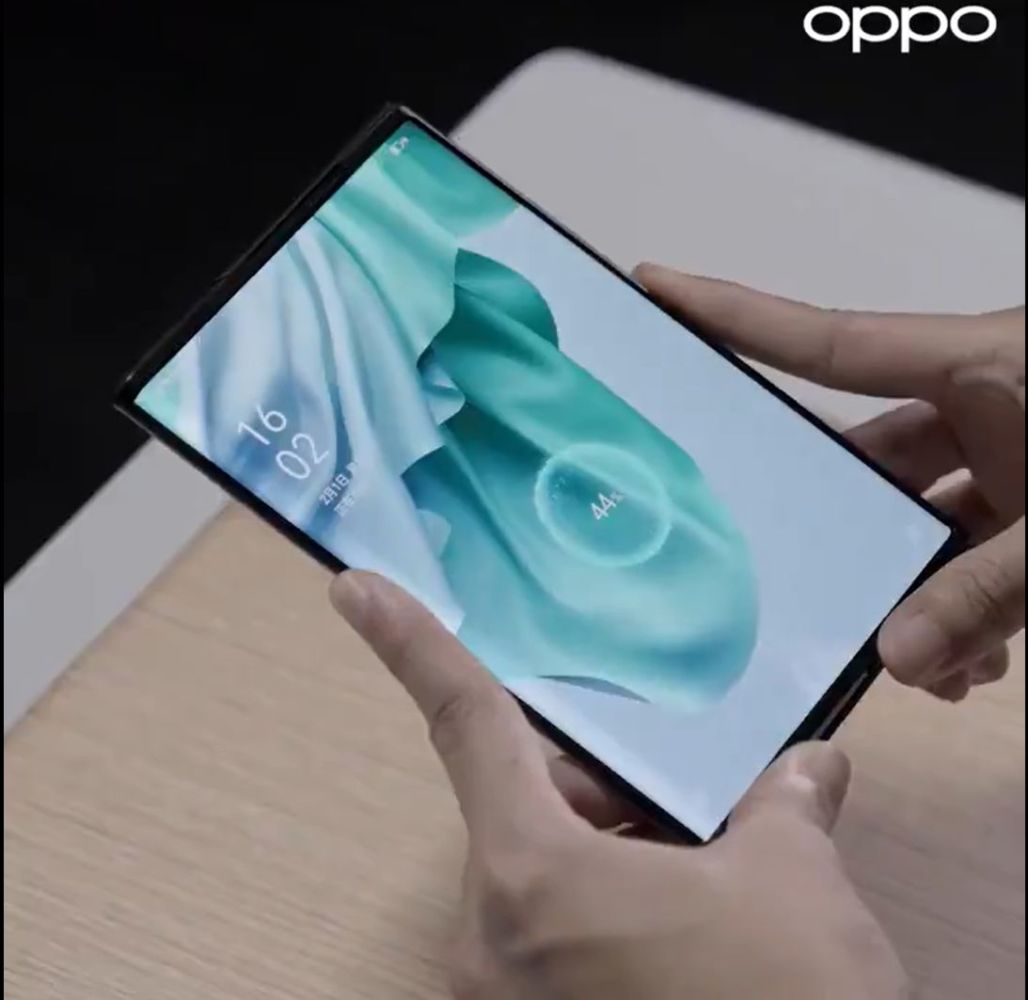 OPPO mendemonstrasikan Teknologi charging wireless pada Ponsel Gulung-nya