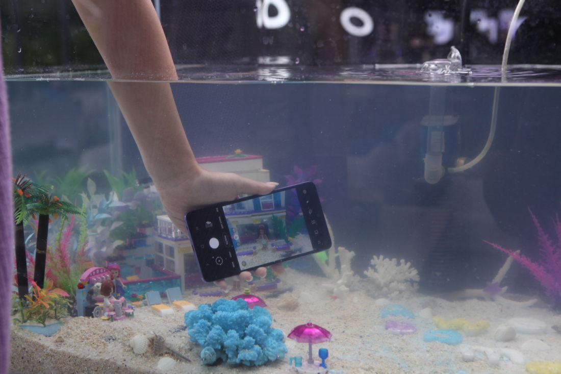 Pakai Samsung Galaxy A72, bikin konten dalam air jadi seru banget!