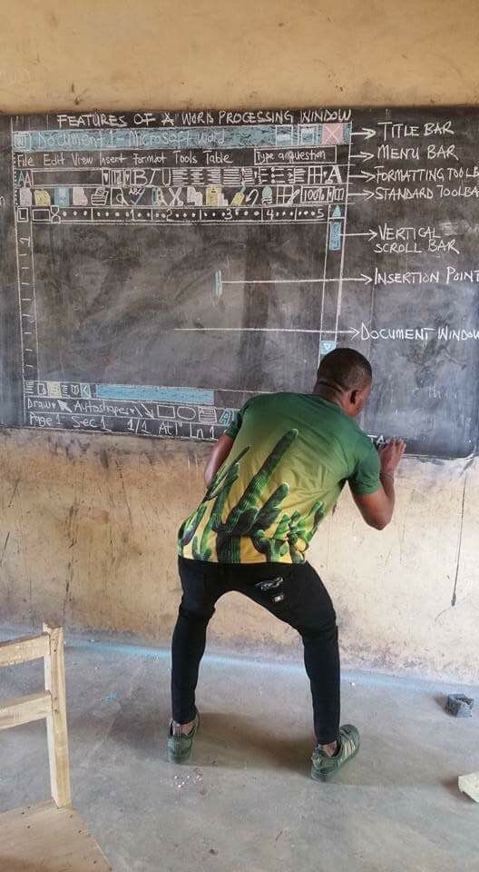 Guru dari Ghana ini Gunakan Papan Tulis untuk Mengajarkan Microsoft ke Muridnya