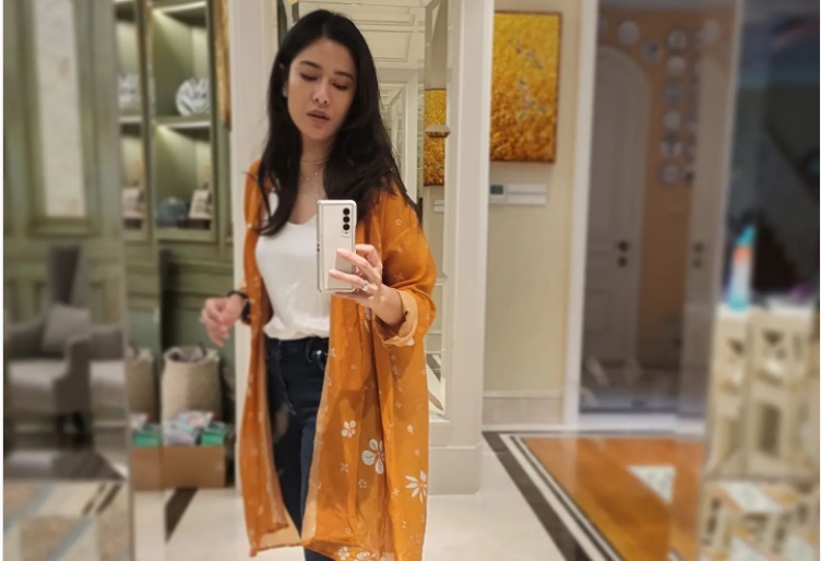 15 Mirror Selfie Dian Sastro dari Masa ke Masa