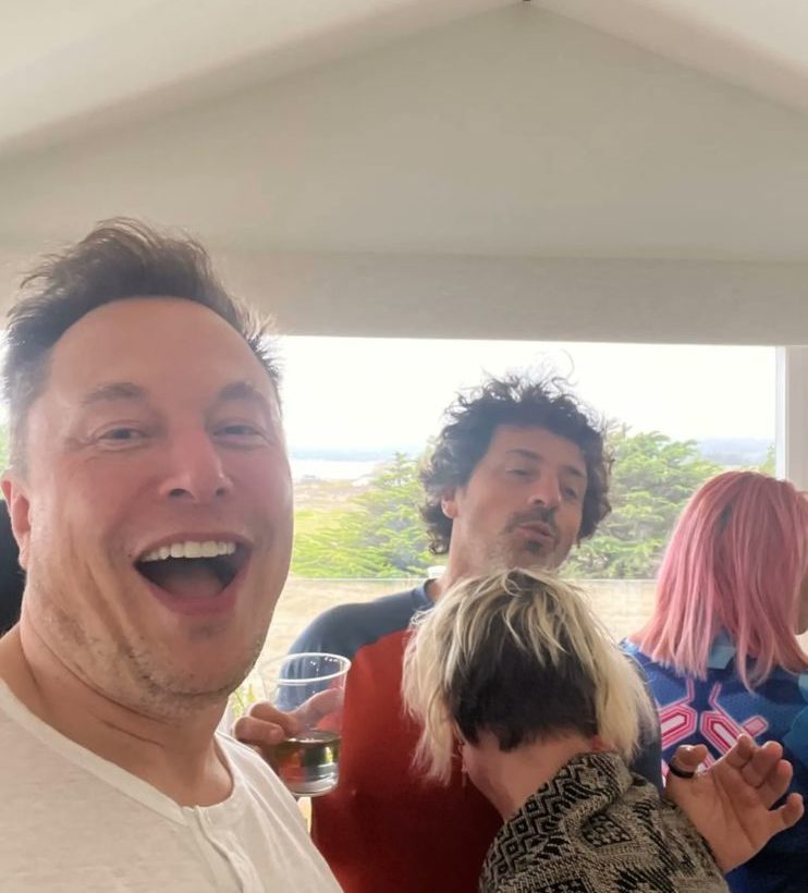 Bantah Isu Selingkuh, Elon Musk Unggah Foto Bareng Sergey Brin di Pesta