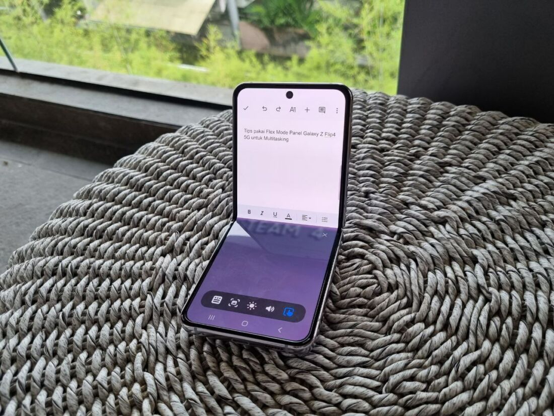 Cara Pakai Flex Mode Panel Galaxy Z Flip4 5G buat Multitasking