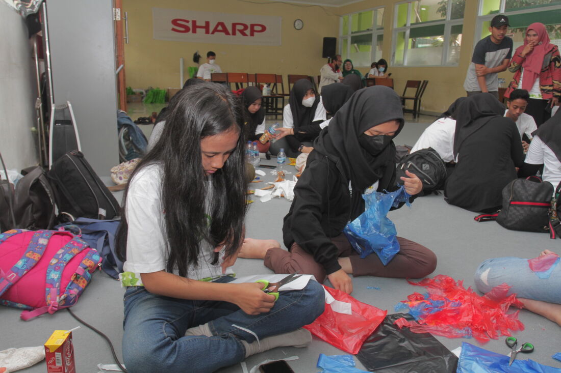 Sharp Gelar Kegiatan Peduli Lingkungan di SMAN 12 Bandung