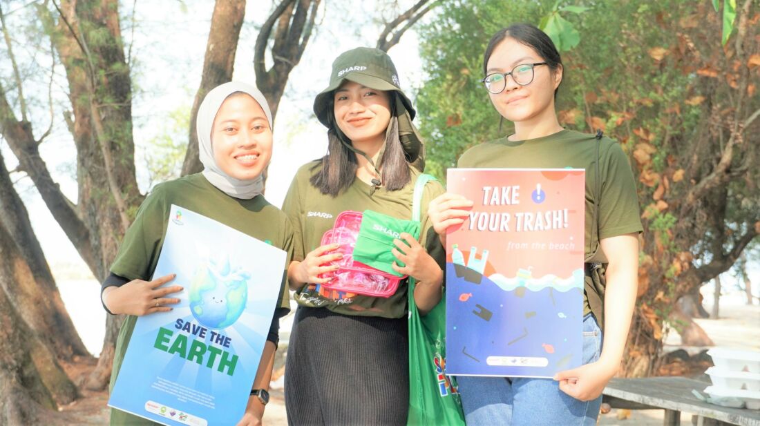 Rayakan World Clean Up Day, Sharp Gelar Aksi Bersih – Bersih Di Pulau Harapan